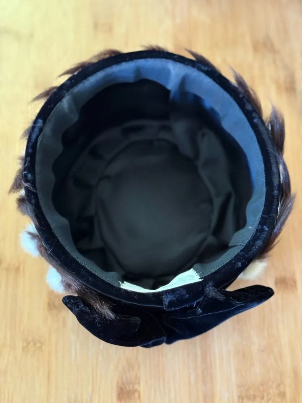 Vintage 1950s Ermine And Black Velvet Pillbox Hat With Bow Detail In Like New Co